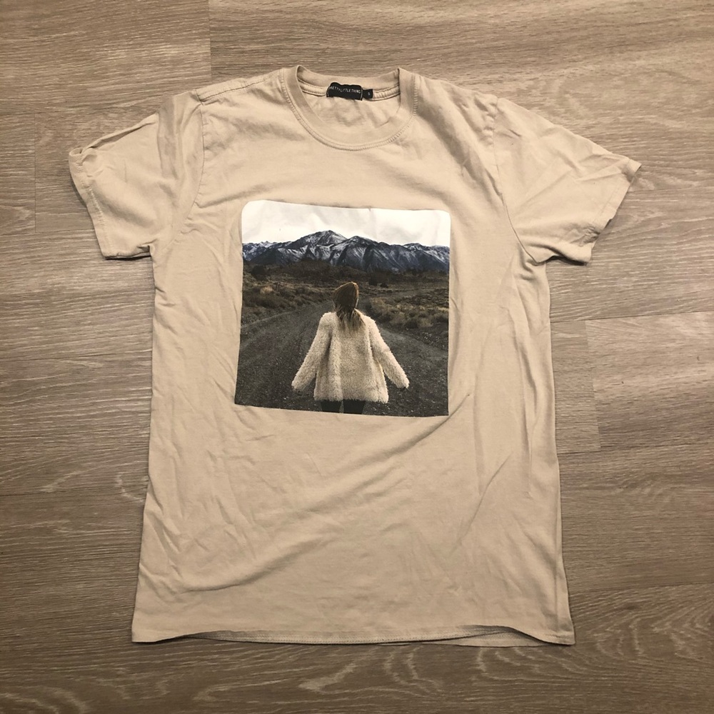 PrettyLittleThing Graphic Top